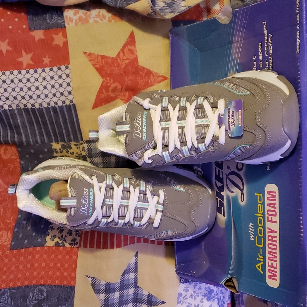 Skechers D'Lites air cooled memory foam new in box never worn. size 8